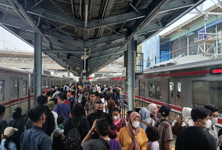 Kerumunan Massa Membludak, KAI Commuter Tunda Keberangkatan KRL Tanah Abang