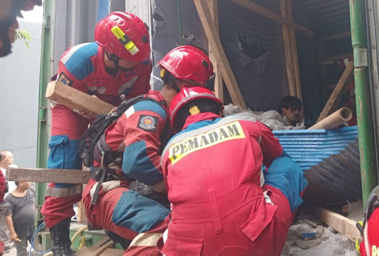 Bongkar Muatan Material, Pekerja di Tanah Abang Tertimpa Tumpukan Marmer