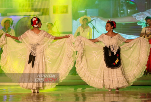 Penari asal Maroco menunjukkan aksinya di acara Culture Night di Balaikota, Surabaya, Jawa Timur, Senin 17 Juli 2023. Culture Night sebagai malam penutupan Surabaya Cross Culture International Folk Art Festival 2023 yang diikuti oleh 8 negara diantaranya negara Uzbekistan, India, South Korea, Philippine, France, Greece, Mexico, Sri Langka dan 9 daerah di Indonesia diantaranya Banjarmasin, Mojokerto, Flores, Jakarta, Bali, Kendari, Pangkal Pinang, Polewali Mandar, Surabaya, dengan masing-masing menampilkan tarian tradisional daerah asal. (Moch Sahirol Layeli)

