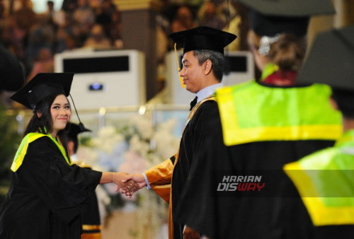 Sejumlah wisudawan mengikuti prosesi Wisuda Periode 109 Unesa yang berlokasi di Graha Unesa, Surabaya, Jawa Timur, Kamis, 1 Februari 2024.

Universitas Negeri Surabaya (UNESA) menyelenggarakan upacara wisuda dan pelepasan wisudawan periode 109 sebanyak 1.380 orang yang berasal dari 8 Fakultas, antara lain, 206 wisudawan dari Fakultas Ilmu Sosial dan Hukum, 190 wisudawan dari Fakultas Teknik, 194 wisudawan dari Fakultas Ilmu Keolahragaan dan Kesehatan, 95 wisudawan dari Fakultas Ekonomika dan bisnis, 109 wisudawan dari Fakultas Vokasi dan 8 wisudawan dari Sekolah Pascasarjana. (Julian Romadhon/Harian Disway)
