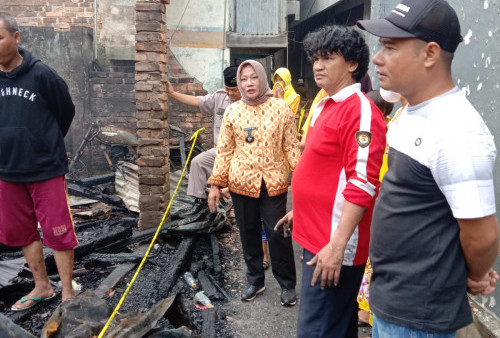 Pasca Kebakaran Kelurahan Serahkan Bantuan