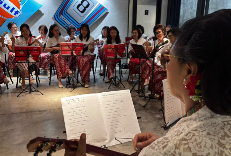 Rayakan Kemerdekaan, Puluhan Lansia di Surabaya Gelar Latihan Ukulele Bersama