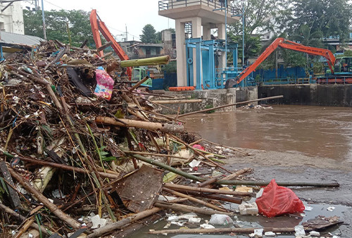 Pintu Air Pasar Ikan Siaga 2 Banjir, Petugas Sebar Informasi Melalui Media Sosial