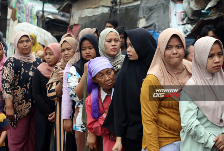 Warga membawa bantuan paket pangan Ramadhan 1446 H melalui BAZNAS ke warga Kampung Sumur Batu di Bantar Gebang, Bekasi, Jawa Barat, Selasa (18/2/2025). BAZNAS akan menyalurkan bantuan sebanyak 7.911 paket pangan Ramadhan 1446 H dari lembaga bantuan kemanusiaan yang didirikan Raja Salman bin Abdulaziz Al-Saud, King Salman Humanitarian Aid & Relief Centre. HARITSAH ALMUDATSIR/HARIAN DISWAY