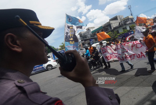 Sejumlah buruh turun ke jalan menggelar aksi solidaritas long march di Jalan Bubutan menuju Polrestabes Surabaya, Jawa Timur, Kamis, 4 Januari 2024. Aksi solidaritas tersebut digelar imbas dari rekannya yang diamankan oleh kepolisian Polrestabes Surabaya. Aksi buruh itu membuat arus lalu lintas di Surabaya macet hingga sepanjang 2 km. Mereka berhenti tepat di perempatan Tugu Pahlawan Surabaya dengan melakukan orasi secara bergantian. Akibatnya dari aksi tersebut jalanan kota Surabaya mengalami kemacetan panjang. (Julian Romadhon/Harian Disway)
