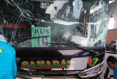 Rombongan Haji Kabupaten Indramayu Kecelakaan di Tol, 4 Mobil Tabrakan Beruntun