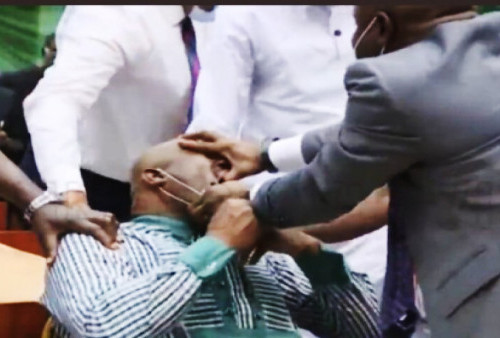 Anggota DPR Nigeria Pura-Pura Pingsan saat Ditanya Kasus Korupsi, Rekan-Rekannya Sibuk Menyelamatkannya…