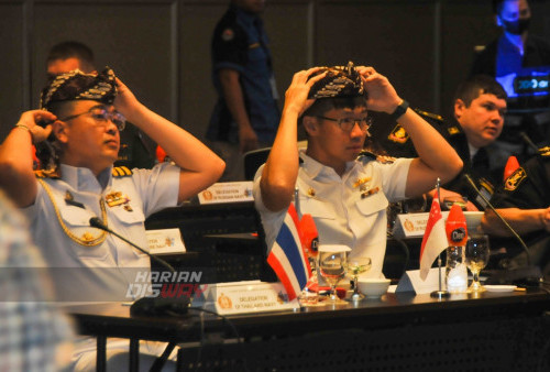 Delegasi militer dari 26 negara memakai iket kepala khas Jawa Timur saat mengikuti Mid Planning Conference (MPC) Multilateral Naval Exercise Komodo (MNEK) 2023 di Vasa Hotel Surabaya, Jawa Timur, Kamis (9/2/2023). Mid Planning Conference (MPC) tersebut merupakan rangkaian dari Multilateral Naval Exercise Komodo (MNEK) 2023 serta diikuti sebanyak 26 negara delegasi untuk latihan non-perang dengan mengedepankan kerja sama maritim di kawasan regional, penanggulangan bencana serta operasi kemanusiaan untuk mempererat kerja sama antara TNI AL dengan negara-negara tetangga.