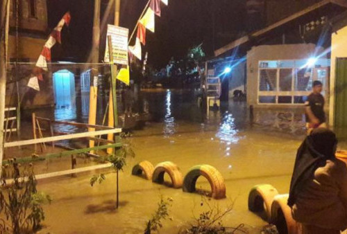 Hujan Deras Guyur Kota Jambi, Anak Sungai Meluap di Kawasan Jelutung, Rumah Warga Terendam