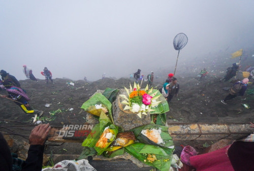 Wisata Gunung Bromo pun ditutup total untuk wisatawan, berbeda dengan upacara di tahun-tahun sebelumnya, wisatawan bisa ikut menyaksikan upacara sakral tersebut.