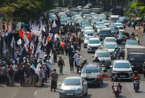 Sejumlah warga yang tergabung dalam Aliansi Muslim Surabaya Bela Palestina melakukan aksi damai di depan Gedung Negara Grahadi, Surabaya, Jawa Timur, Jumat, 27 Oktober 2023. Aksi bela Palestina tersebut dilakukan sebagai bentuk kepedulian sesama umat muslim serta memberi dukungan kepada Palestina yang menghadapi konflik bersenjata dengan Israel yang telah terjadi selama kurang lebih tiga minggu. (Muchamad Ma'ruf Zaky/Harian Disway)