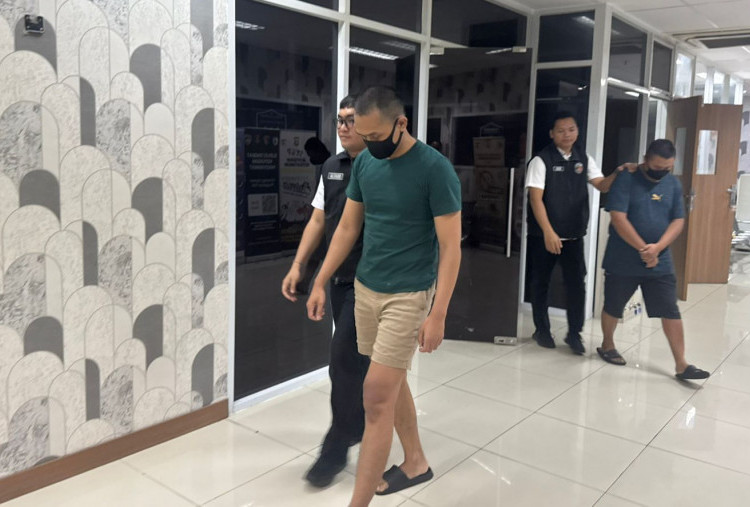 Polisi Bongkar Sindikat Pemalsu Kartu Pekerja Migran di Bandara Soetta, Ngeditnya Pakai HP!