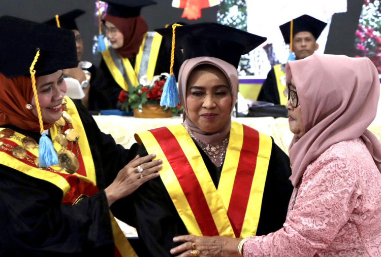Prof Sri Astutik Dikukuhkan sebagai Guru Besar Unitomo, Soroti Perlindungan Konsumen Bank Digital