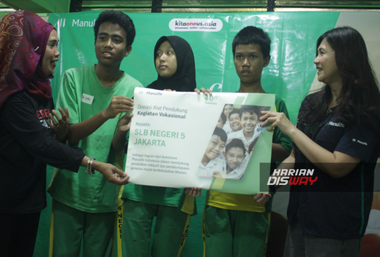 Sebagai bagian dari program Community Investment, Manulife Indonesia menghadirkan edukasi keuangan interaktif di SLBN 5 Tanah Abang Jakarta, SLB A YPAB Surabaya, dan SLB Negeri Pembina Medan. Para siswa diajak memahami konsep dasar menabung, manfaat pengelolaan uang, hingga praktik kewirausahaan melalui penjualan karya mereka. Orang tua pun mendapatkan pembekalan dari tim DPLK Manulife untuk memperkuat perencanaan keuangan jangka panjang keluarga.