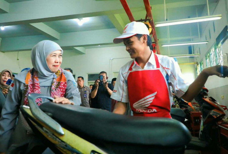 Khofifah Apresiasi Siswa SMK Layani Servis Motor Gratis