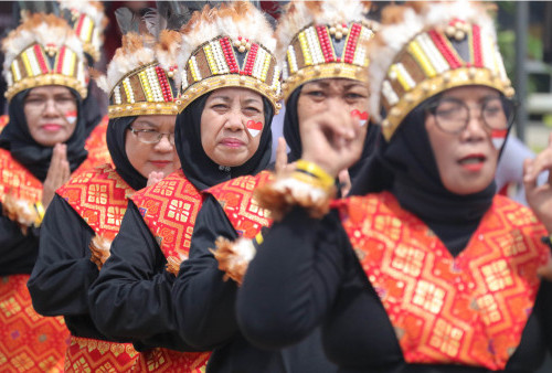 Tak mau kalah heboh, IKA Rholaz Angkatan 1982 ini tampil mengenakan baju adat daerah saat mengikuti Lomba Gemu famire. Mereka berseragam lengkap dengan hiasan rumbai -rumbai di kepala. Formasi baris sejajar kebelakang  hingga kerapian formasi lainnya mereka pemerkan di hadapan juri.