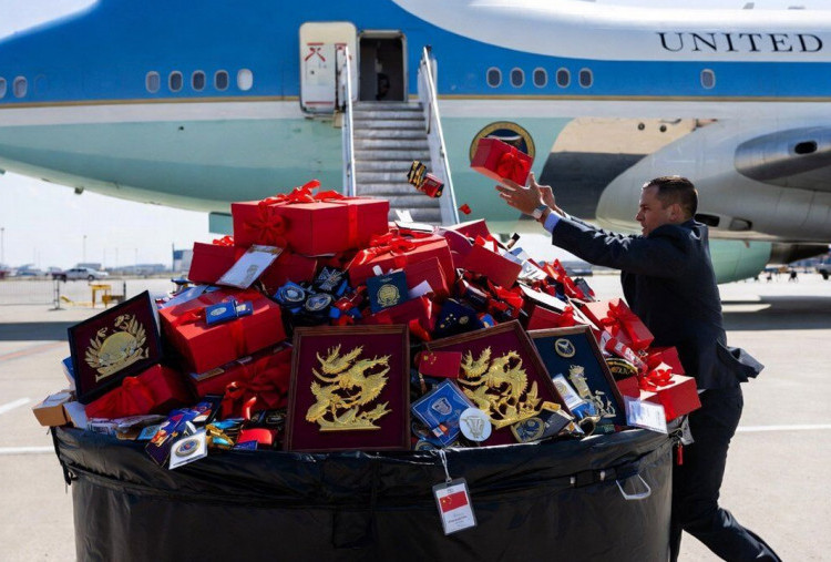 Rombongan Trump Buang Semua Hadiah dari Tiongkok, Takut Dipasangi Penyadap?