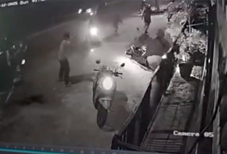 Puluhan Pesilat Beraksi Brutal di Depan Unesa, Begal dan Bacok Warga