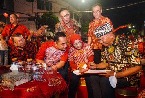 Dahlan Iskan (kiri) mengunjungi kawasan Wisata Pecinan Kembang Jepun, Surabaya, Jawa Timur, Sabtu 10 September 2022. Launching kegiatan tersebut digelar dengan pertunjukan seni, musik, kuliner, bazzar UMKM, mural, becak hias, lampion, dan lomba foto yang berhadiah jutaan rupiah. Pemerintah Kota (Pemkot) Surabaya membuka kembali wisata di kawasan pecinan itu sebagai upaya untuk memulihkan perekonomian warga. 