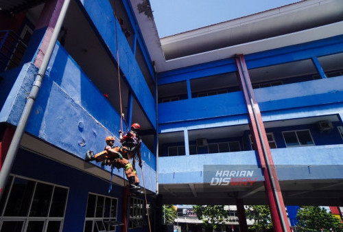 Tim Rescue Dinas Pemadam Kebakaran Kota Surabaya melakukan latihan evakuasi korban di kantor Dinas Pemadam Kebakaran Kota Surabaya, Jawa Timur, Selasa, 22 Agustus 2023. Kegiatan yang dilakukan Tim Rescue Dinas Pemadam Kebakaran tersebut untuk meningkatkan dan memantabkan keahlian personel Rescue dalam melakukan penyelamatan korban dari ketinggian. (Julian Romadhon/Harian Disway)