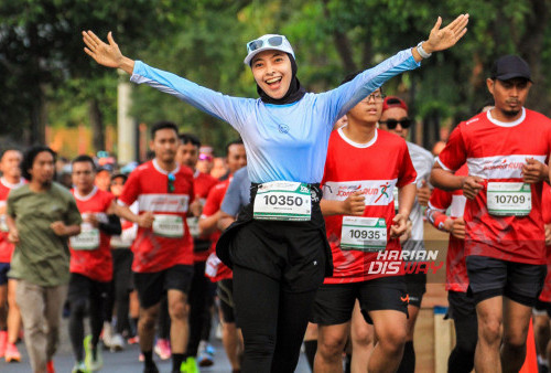 Event ini diikuti oleh 3.200 peserta yang dibagi dalam tiga kategori, yaitu 5K, 10K, dan 21K (Half Marathon). Rangkaian acara dimulai dan diakhiri di Gedung Negara Grahadi dengan rute melintasi berbagai jalan utama di Surabaya, termasuk Jl. Gubernur Suryo, Jl. Yos Sudarso, dan Jl. Tunjungan. (Foto: Moch Sahirol Layeli)

Bank Jatim berharap JConnect Run 2024 dapat menjadi ajang yang memotivasi masyarakat untuk hidup lebih sehat sekaligus memperkenalkan keindahan kota Surabaya. 
Foto: Moch Sahirol Layeli- Harian Disway.
