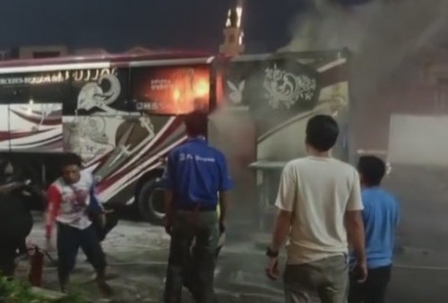 Detik-detik Bus PO Haryanto Terbakar di Tol Cikarang Barat, Asap Tebal Muncul dari Belakang, Sopir: Gak Lama Api Langsung Gede