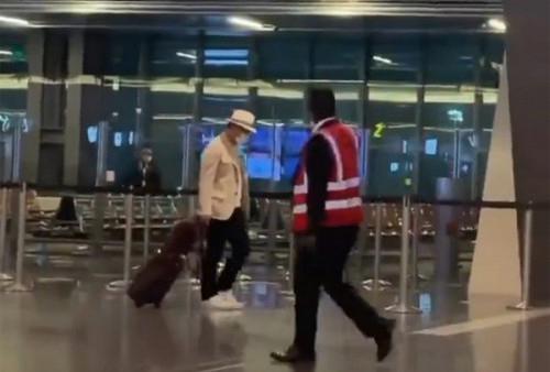 Terkini, Ridwan Kamil Jalan Menunduk di Bandara Qatar, Pulang Hanya Bertiga