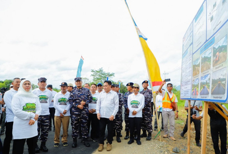 Pengaspalan Rampung, Gubernur Khofifah Meninjau Jalan S.A Tirtoyoso Pacitan 