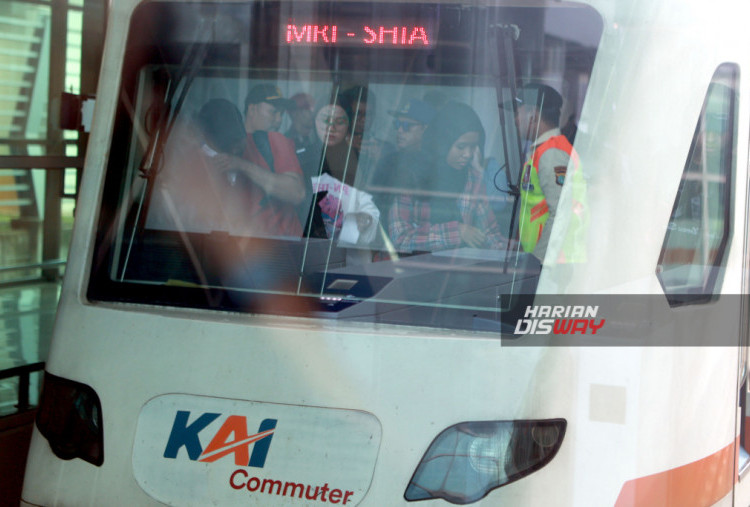 Penumpang menggunakan layanan Commuter Line Basoetta dari Stasiun BNI City, Jakarta, menuju Stasiun Bandara Internasional Soekarno-Hatta, Selasa (1/7/2025). KAI Commuter meningkatkan kualitas layanan dengan memangkas waktu tempuh menjadi 39 menit—lebih cepat 10 menit dari sebelumnya. Perbaikan ini diharapkan menjadi solusi transportasi yang efisien, praktis, dan bebas hambatan. HARITSAH ALMUDATSIR/HARIAN DISWAY