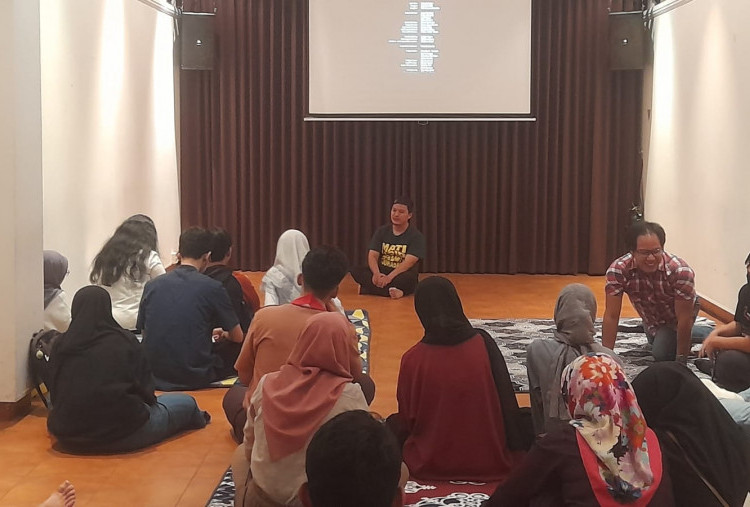 Ngabuburit di Wisma Jerman Surabaya, Nonton Film Komedi Hello Again