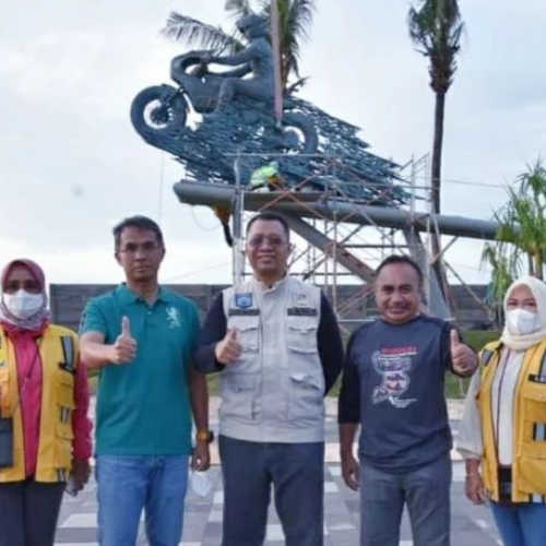 Resmi! Patung Jokowi Naik Motor Kawasaki W175 Terpajang di depan Sirkuit Mandalika