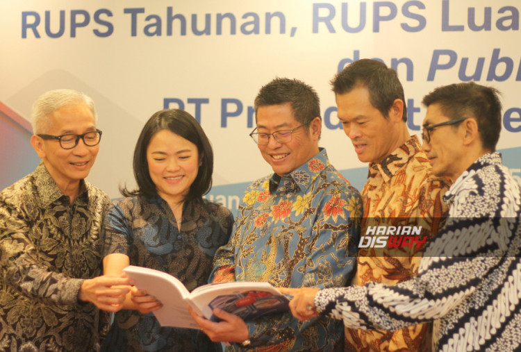 Kika: Direktur PT Provident Investasi Bersama Tbk (PALM) Budianto Purwahjo, Direktur PALM Ellen Kartika, Presiden Direktur PALM Tri Boewono, Komisaris Independen PALM Johnson Chan, dan Komisaris Independen PALM Drs Kumari Ak. berfoto bersama setelah Rapat Umum Pemegang Saham Tahunan/Luar Biasa/Independen (RUPST/LB/I) yang diselenggarakan di Jakarta pada Rabu (25/06/2025). Dalam RUPSLB/I, para pemegang saham secara resmi memberikan persetujuan atas rencana PALM untuk melaksanakan aksi korporasi strategis berupa _Rights Issue_ sebanyak-banyaknya 4,71 miliar saham baru dan _Private Placement_ sebanyak-banyaknya 1,57 miliar saham.
