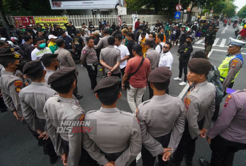 Puluhan Polisi menghalau Bonek yang menghadang masa aksi dari Gerakan Sepak Bola Untuk Rakyat yang nyaris bentrok di depan Kebun Binatang Surabaya (KBS) Jawa Timur, Kamis (19/1/2023). Bonek menghalangi datangnya masa dalam unjuk rasa yang diikuti 100 orang tersebut dari Gerakan Sepak Bola Untuk Rakyat, yang dipimpin oleh Firman dan Ryu Choirul Adi. Kedatangan masa aksi itu untuk menuntut usut tuntas tragedi Kanjuruhan, Tegakkan supremasi Hukum untuk sepak bola yang baik. dan Revolusi PSSI.