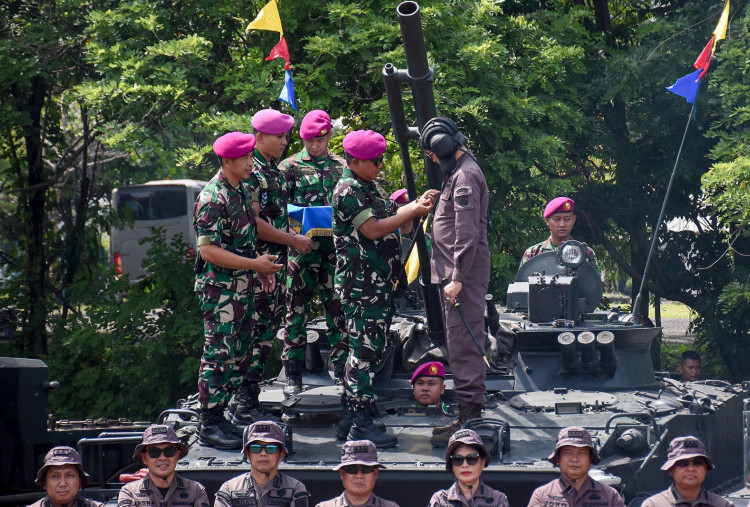 Kajati Jatim Terima Brevet Kehormatan Kavaleri Marinir