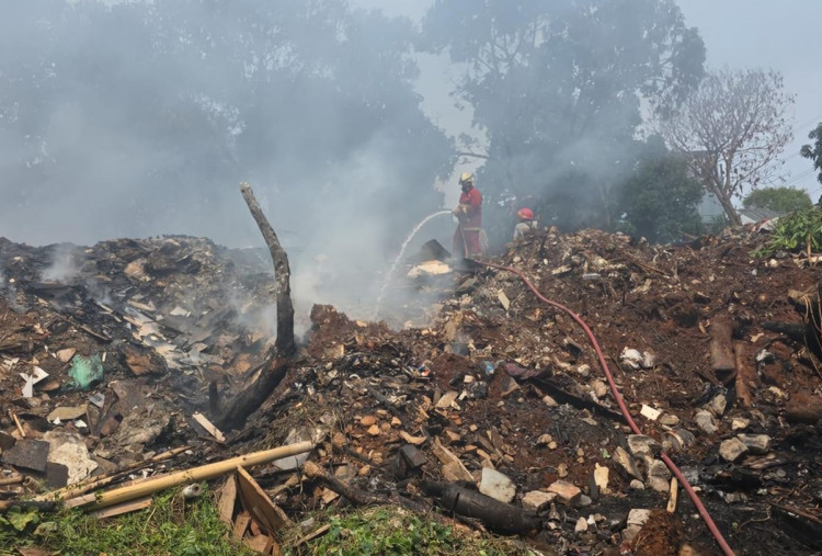 Mirip Lahan Gambut! Kebakaran Sampah di Ciputat Timur Tangsel Sulit Dipadamkan