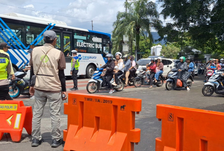 Ragunan Dibanjiri Pengunjung, Lalu Lintas Sekitarnya Macet Parah