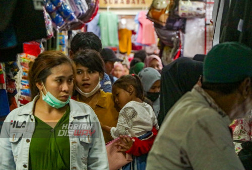 Warga mulai memadati salah satu lorong di Pasar Kapasan Surabaya, Jawa Timur, Minggu (9/4/2023). Penjualan busana di pasar Kapasan selama Ramadhan tahun ini mengalami penurunan hingga 65 persen dibanding Ramadhan tahun lalu. (foto: Moch Sahirol)
