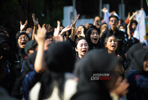 Mahasiswa UWKS menyambut mahasiswa baru (Maba) saat berlangsungnya Masa Pengenalan Kampus Mahasiswa Baru (MPKMB) di kampus Universitas Wijaya Kusuma Surabaya (UWKS), Jawa Timur, Senin, 4 September 2023. MPKMB UWKS angkatan ke-43 diikuti 968 mahasiswa baru dari tiga jalur, reguler dan Karti Indonesia Pintar (KIP) dan Kemitraan Negara Berkembang (KNB) yang datang dari berbagai daerah di Indonesia dan tiga mahasiswa dari negara asing antara lain Zimbabwe, India dan Pakistasn itu dengan tema Menumbuhkan Tunas Bangsa yang Unggul, Resilien dan Berkarakter Menuju Kejayaan Agromaritim. (Julian Romadhon/Harian Disway)