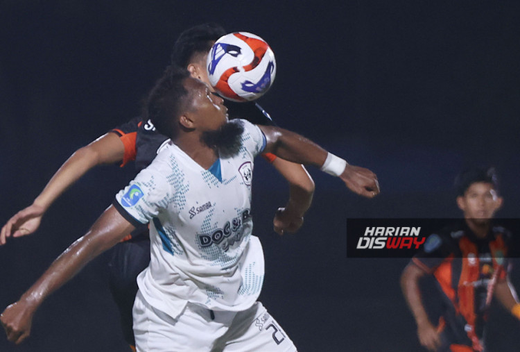 Pesepak bola Rans Nusantara FC Abdul Rahman (depan) berebut bola dengan pesepak bola Persibo Bojonegoro dalam pertandingan Liga Nusantara 25/26 di stadion Sriwedari, Solo, Jawa Tengah, Sabtu (29/11/2025). Rans Nusantara FC menang 1-0 atas Persibo Bojonegoro. HARITSAH ALMUDATSIR/HARIAN DISWAY