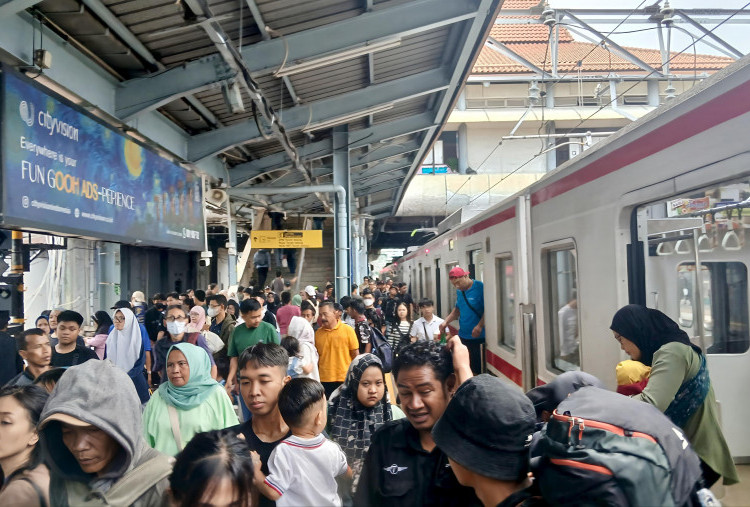 Libur Natal, Masyarakat Membludak Berwisata hingga Berdesakan Naik Transum