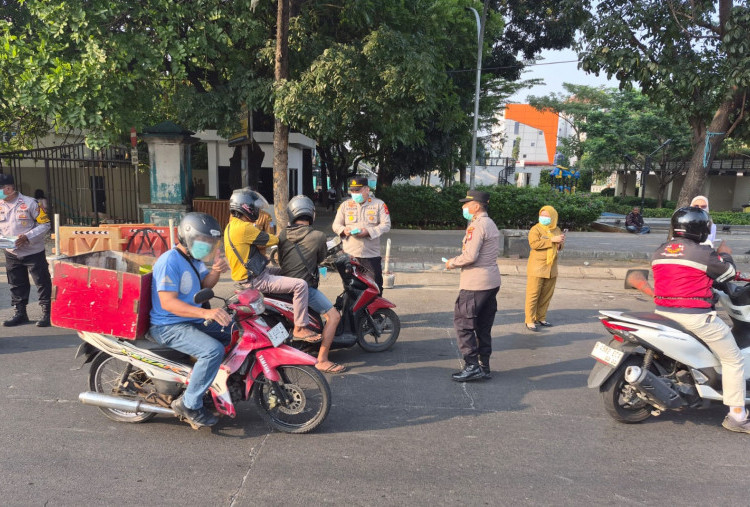 Tiga Pilar Kecamatan Pamulang Bagikan 300 Masker Kepada Pengendara