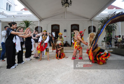 Mengambil tempat di Balai Pemuda di Sekretariat Dewan Kesenian Surabaya, Jawa Timur, Kamis, 7 Maret 2024, inisiatif ini menawarkan lebih dari sekadar pertunjukan tari. Dalam kunjungan mereka, mahasiswa dari University of Marburg terlibat dalam pengalaman langsung dengan budaya lokal, mengintegrasikan diri dalam kegiatan kultural autentik.