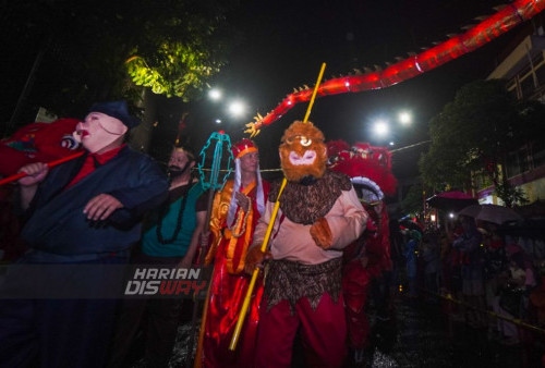 Peserta Parade Kostum Unik menggunakan kostum Kera Sakti, berjalan mengikuti barisan di Kya-kya, Kembang Jepun, Surabaya, Jawa Timur, Minggu (12/2/2023). Dalam acara Festival Cap Go Meh tersebut melibatkan sebanyak 200 peserta yang mengikuti Parade Kostum Unik. Dengan adanya Festival Cap Go Meh tersebut diharapkan agar dapat memancing masyarakat berkunjung ke kawasan Pecinan Kembang Jebun. (foto: Julian Romadhon)