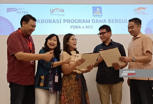 Kiri ke kanan: Bendahara Pengurus YDBA Agung K. Sampurno, Sekretaris Pengurus YDBA Ema Poedjiwati Prasetio, Chief Human Capital Officer ACC Matilda Esther, Ketua Pengurus YDBA Rahmat Samulo dan Corporate Strategy, Communication & ESR Division Head ACC, Riadi Prasodjo. Astra Credit Companies (ACC), grup perusahaan pembiayaan, menyalurkan modal usaha untuk UMKM binaan Yayasan Dharma Bhakti Astra (YDBA).