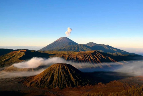 Kawah Keluarkan Asap, Gunung Bromo Kini Berstatus Waspada