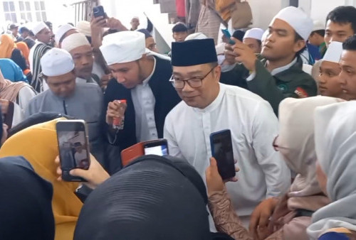 Ridwan Kamil Dikerubuti Ibu-Ibu, Heboh Minta Foto Bareng saat Sambangi Makam Mbah Priok