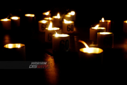 Sebanyak 60 lilin menyala di Taman Prestasi Surabaya, Jawa Timur, Sabtu (25/3/2023) malam. Aksi dengan menyalakan lilin dan mematikan lampu taman itu dalam rangka peringatan Earth Hour. Program Earth Hour tersebut sebagai upaya untuk menyelamatkan bumi dengan memadamkan segala jenis alat elektronik. (foto: Andika Bagus Priambodo) 