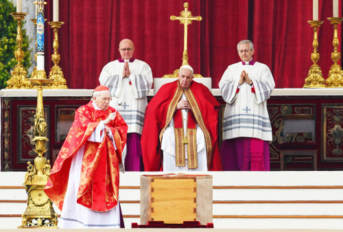 Paus Benediktus XVI Tempati Bekas Makam Yohanes Paulus II