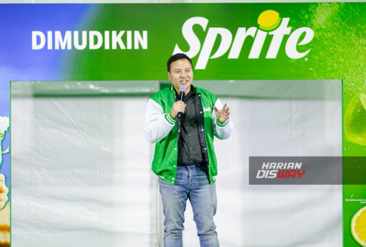 Senior Frontline Brand Manager Coca-Cola Indonesia Andes Gumilang Hadisucipto memberikan sambutan saat kegiatan Dimudikin SPRITE di Jakarta, Senin (16/03/2026). Kegiatan mudik bareng Sprite yang bertema “Di mudikin Sprite” tersebut memberangkatkan 300 orang ke Surabaya, Yogyakarta dan Bandar Lampung.