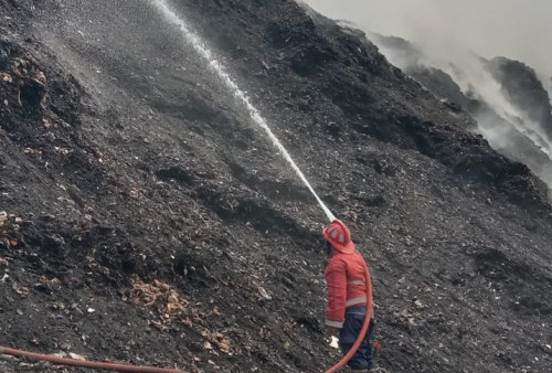 TPA Putri Cempo Terus Berkobar, Pemprov Jateng Minta Bantuan Water Bombing